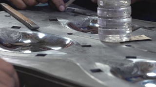 特写亚洲工人抛光前金属模具。视频素材模板下载