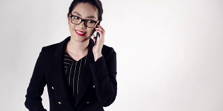4K:亚洲女商人在办公室打电话