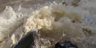 水在岩石中汹涌流动。