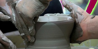 在手工艺作坊制作陶器