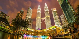 马来西亚吉隆坡KLCC吉隆坡城市中心前的双子星双塔夜景和喷泉秀。