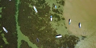4K:无人机拍摄的萨努尔Mertasari海滩鸟瞰图。一些传统渔船(jukung)停泊在浅水区。