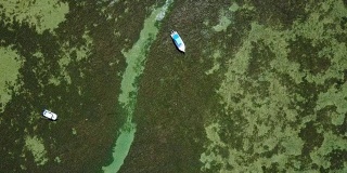 4K:无人机拍摄的萨努尔Mertasari海滩鸟瞰图。一些传统渔船(jukung)停泊在浅水区。