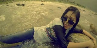 十几岁的女孩在河里玩得很开心。