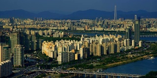 航拍城市首尔和乐天世界购物中心与交通高速公路，韩国