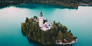 用4k直升机拍摄斯洛文尼亚流血的湖