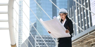 建筑师女性在户外工作与计划