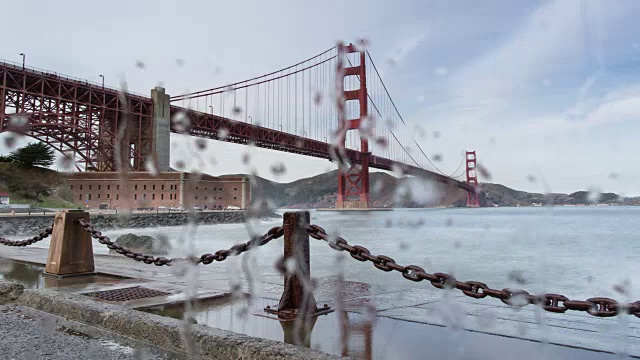 金门大桥的水倒影和海洋水滴玻璃。