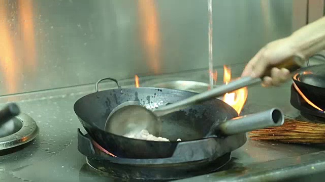 厨房里的锅着火了