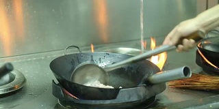 厨房里的锅着火了