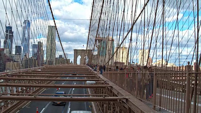 以曼哈顿为背景在布鲁克林大桥上平移视频
