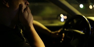 一个年轻人在晚上开车