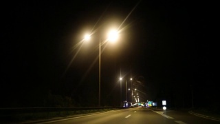在夜间行驶在高速公路上视频素材模板下载