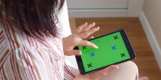 女性使用电子平板电脑技术绿色屏幕