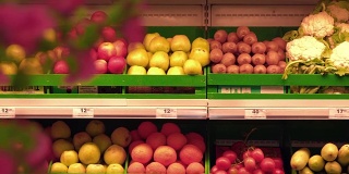 超市里摆满水果的货架