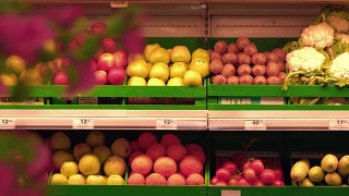 超市里摆满水果的货架视频素材模板下载