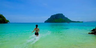 HD超级慢动作:亚洲年轻女子在美丽的海滩在甲米，泰国