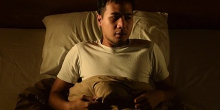 一段年轻人失眠躺在床上的视频。噩梦的问题