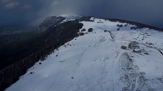 春天的雪在日内瓦附近的山上，沙勒维，法国