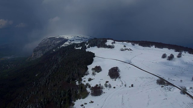 春天的雪在日内瓦附近的山上，沙勒维，法国