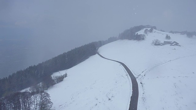 春天的雪在日内瓦附近的山上，沙勒维，法国