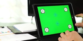 亚洲人手多利用平板电脑与空白绿色屏幕