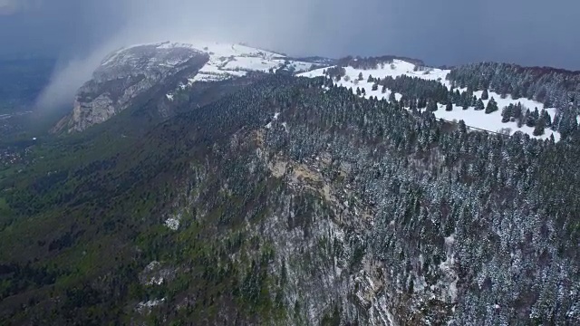 春天的雪在日内瓦附近的山上，沙勒维，法国