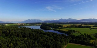 航拍:夏季的巴伐利亚Abtsee湖