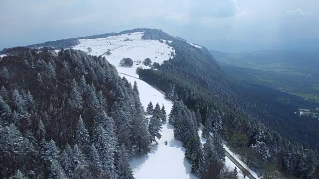 春天的雪在日内瓦附近的山上，沙勒维，法国