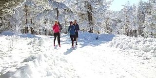 运动员在雪道上奔跑