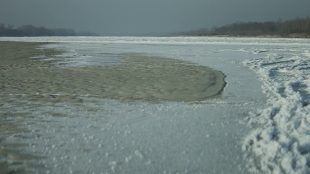 深的冬天。冰冻的河