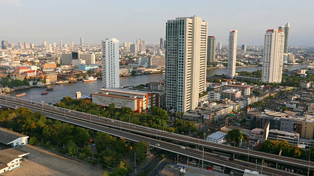 曼谷交通的日落景观