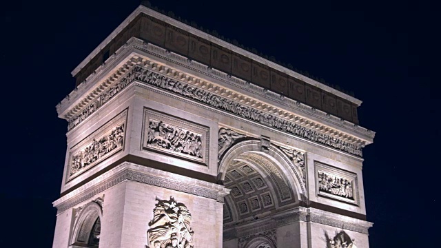 晚上巴黎凯旋门上的交通变得清晰可见