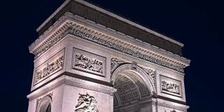 晚上巴黎凯旋门上的交通变得清晰可见