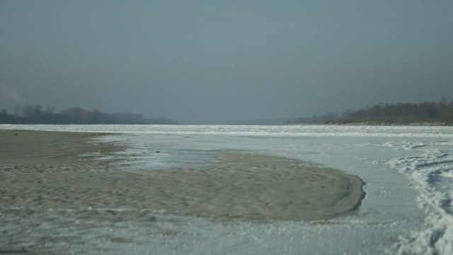 深的冬天。冰冻的河