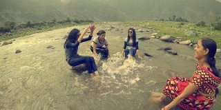 十几岁的女孩和家人在河里玩得很开心。