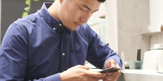 年轻的亚洲男子使用手机