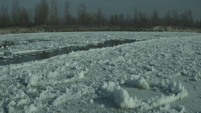 冻结的河流开始解冻