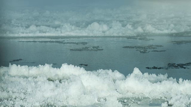 冻结的河流开始解冻