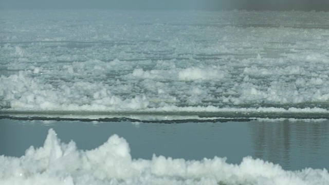 冻结的河流开始解冻