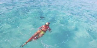 马尔代夫，女子在清澈的水中漂浮和浮潜