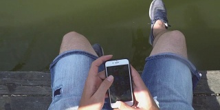 一名男子在公园里使用智能手机