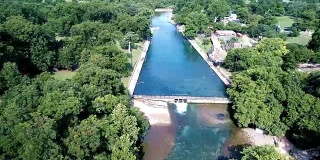 美国德克萨斯州奥斯汀市巴顿斯普林斯向着令人惊叹的蓝色游泳池前进