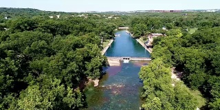 美国德克萨斯州奥斯汀市的巴顿温泉，低角度清澈的泉水，位于美国德克萨斯州奥斯汀市