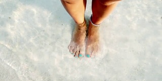 赤脚在马尔代夫的水里