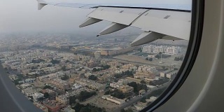 飞机在迪拜机场降落