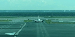 飞机在机场滑行