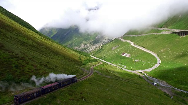 蒸汽机车从格莱奇在福尔卡山口
