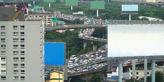 周五高峰时间，所有高速公路和城市住宅都会出现交通堵塞