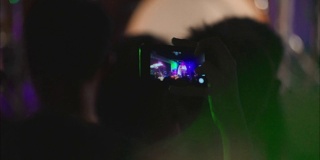 手持智能手机享受一场音乐会。